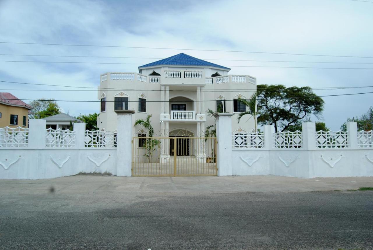 Little Savoy Guest House New Runaway Bay Exterior foto