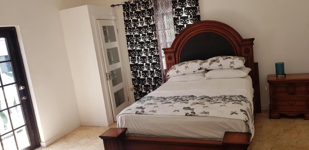 Little Savoy Guest House New Runaway Bay Exterior foto