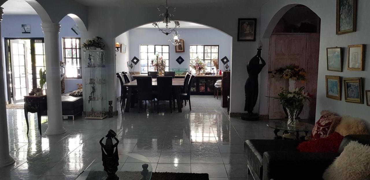Little Savoy Guest House New Runaway Bay Exterior foto