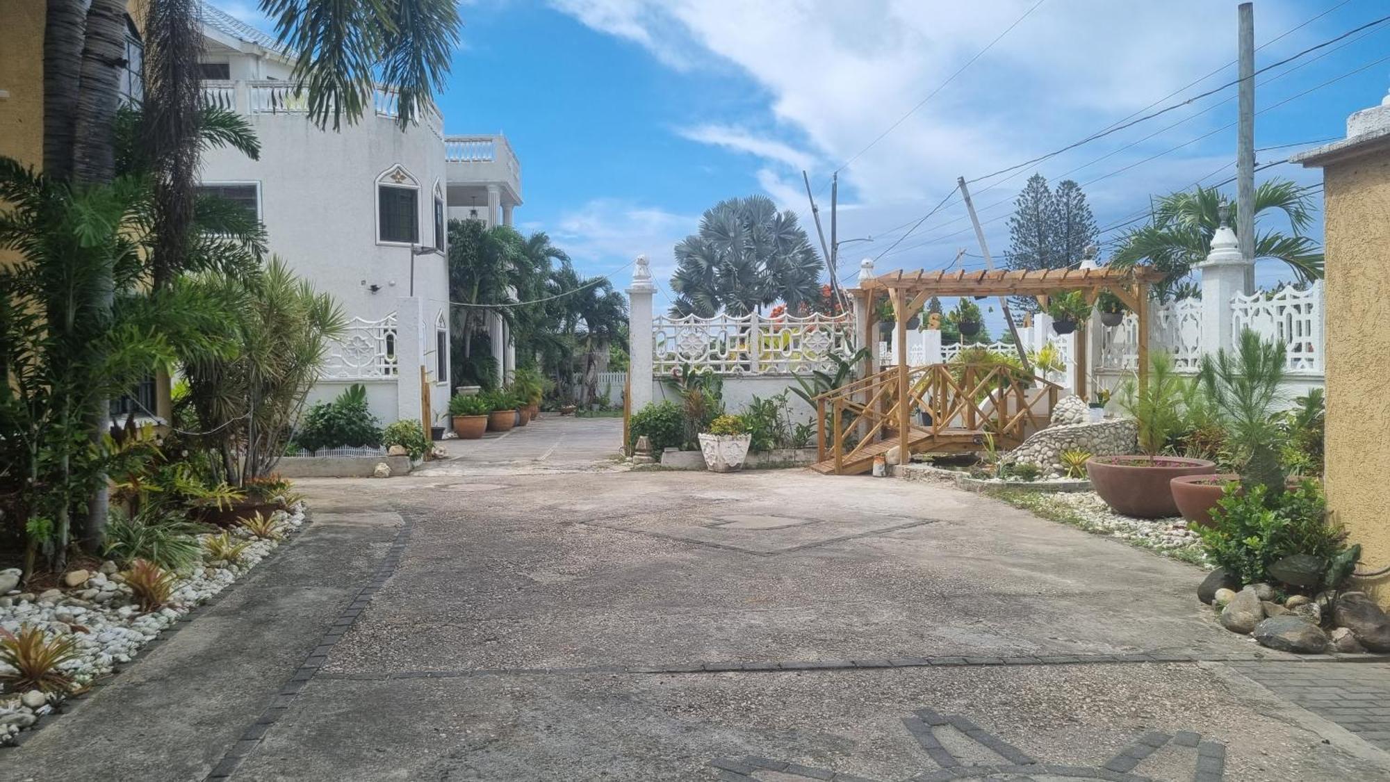Little Savoy Guest House New Runaway Bay Exterior foto
