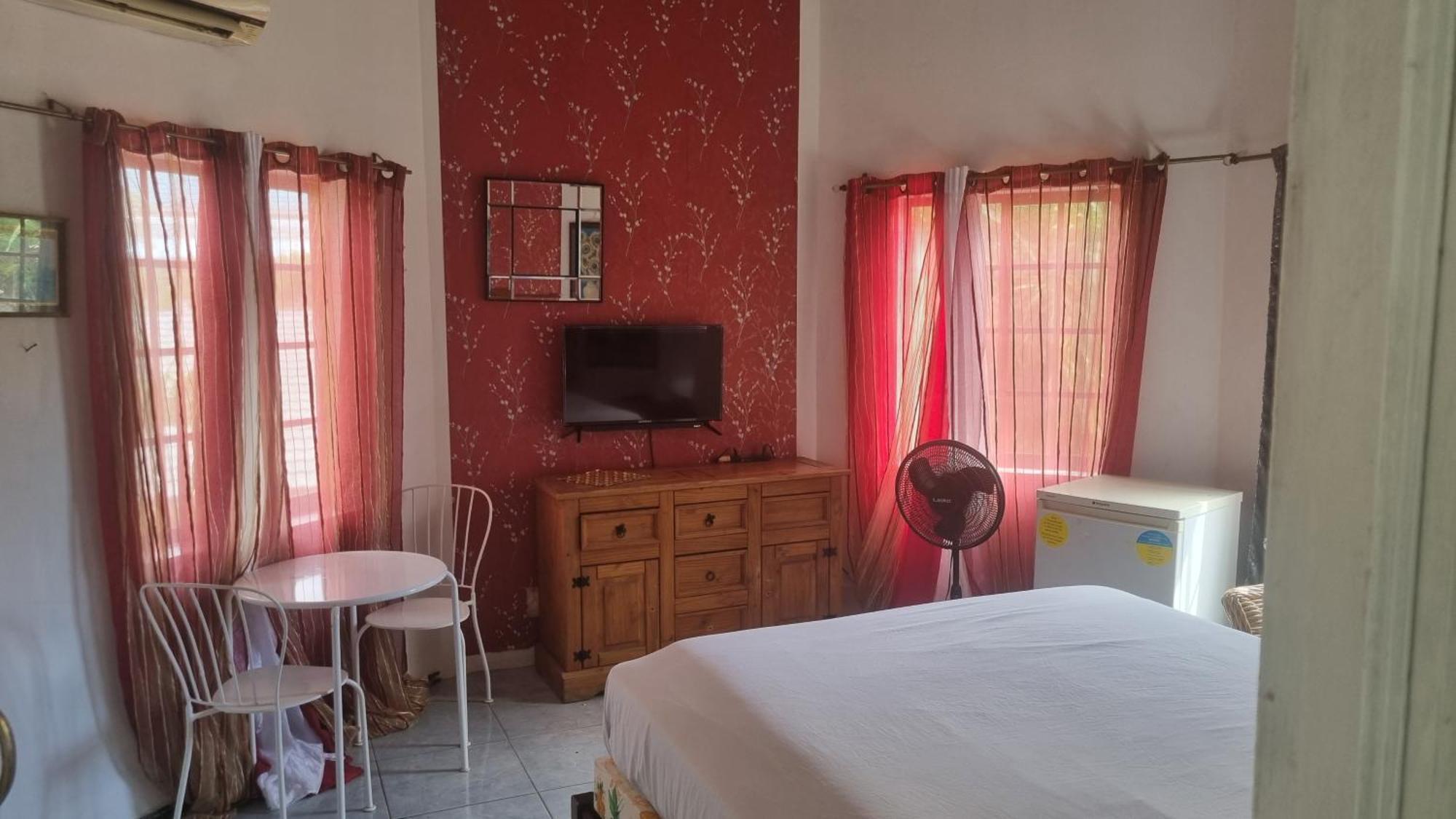 Little Savoy Guest House New Runaway Bay Exterior foto