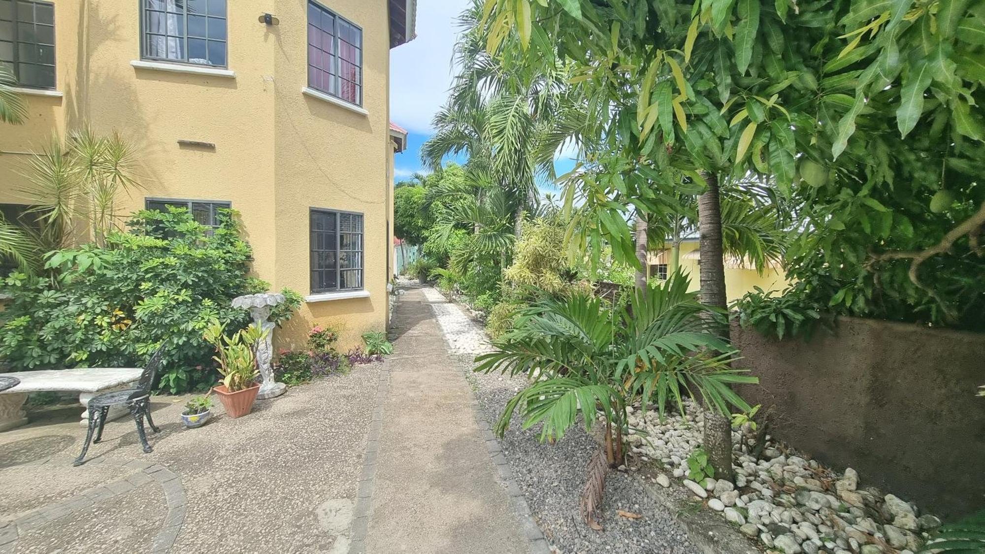 Little Savoy Guest House New Runaway Bay Exterior foto