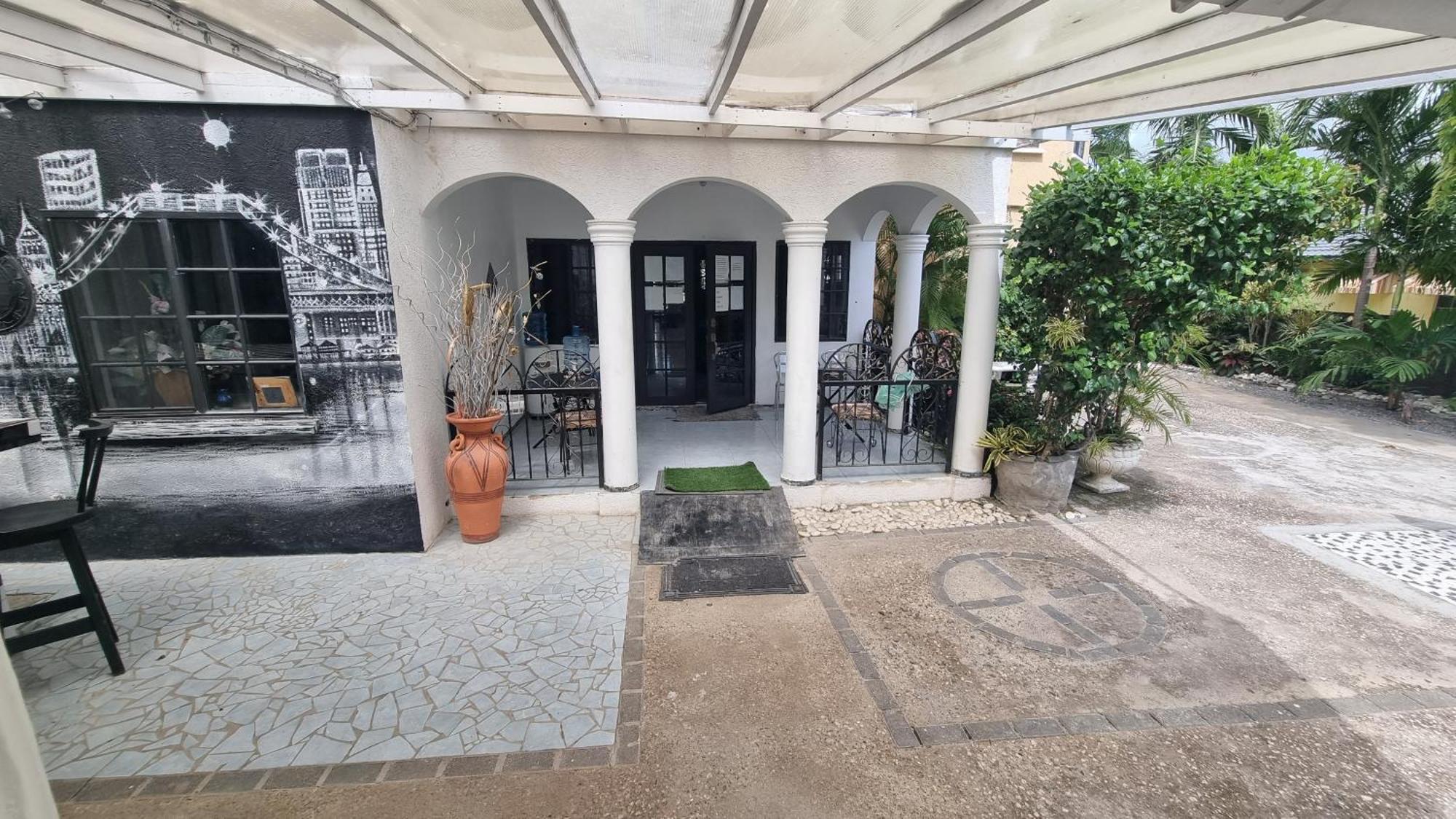 Little Savoy Guest House New Runaway Bay Exterior foto