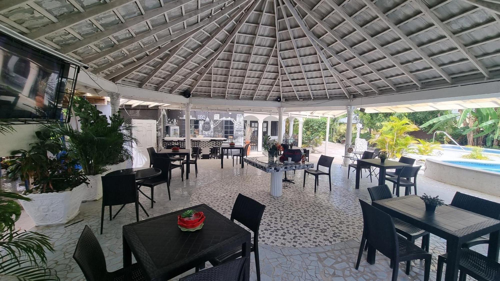 Little Savoy Guest House New Runaway Bay Exterior foto