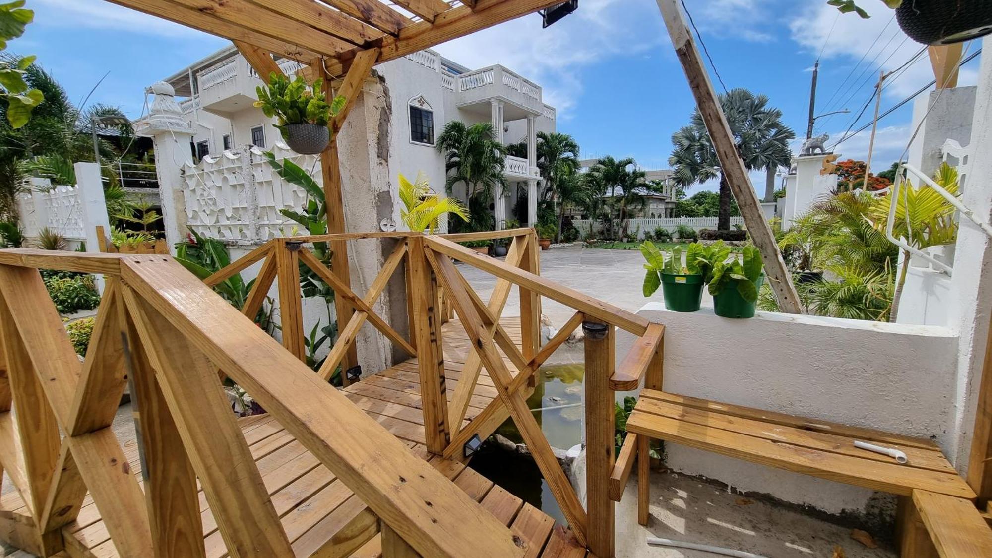 Little Savoy Guest House New Runaway Bay Exterior foto