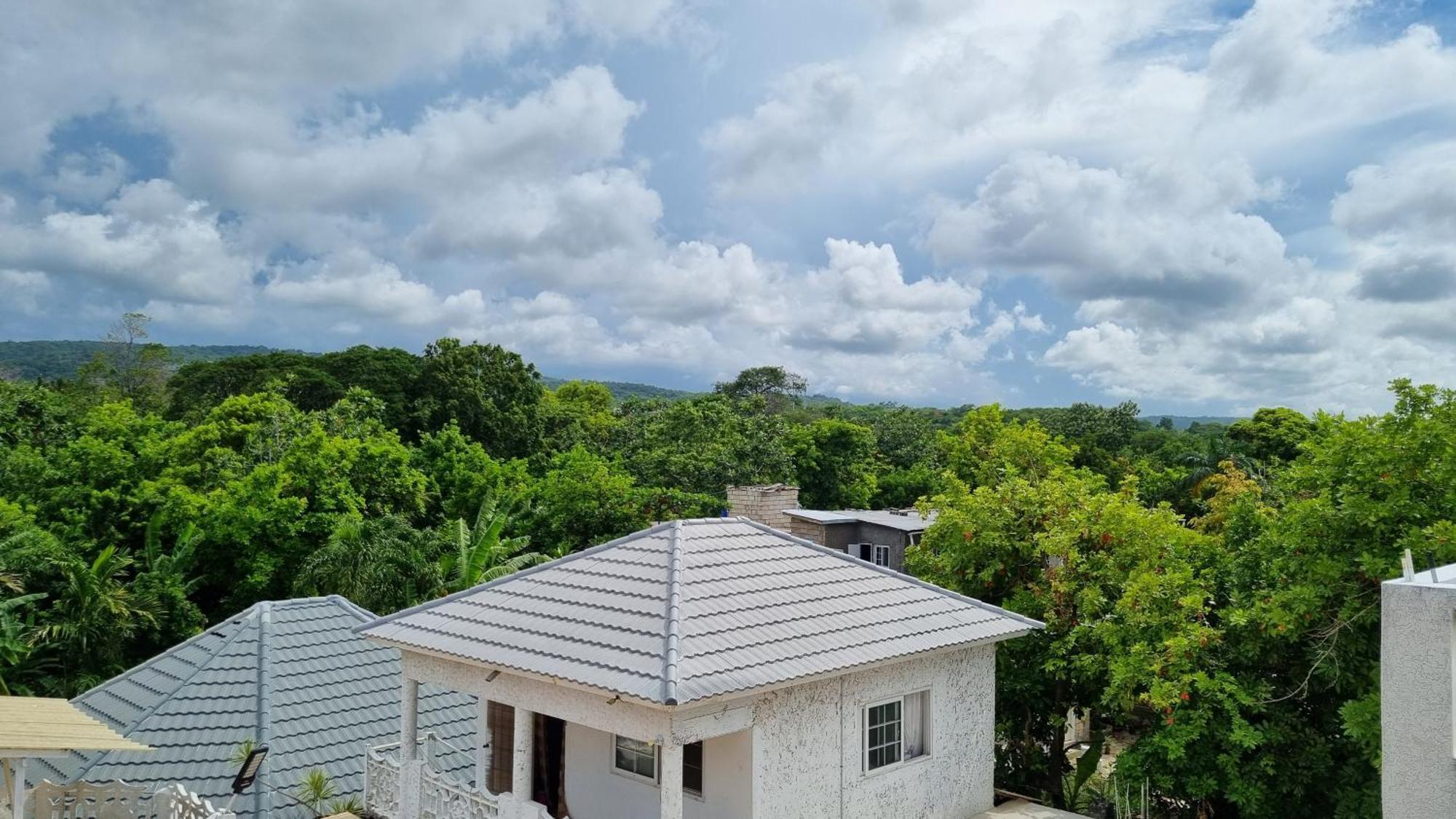 Little Savoy Guest House New Runaway Bay Exterior foto